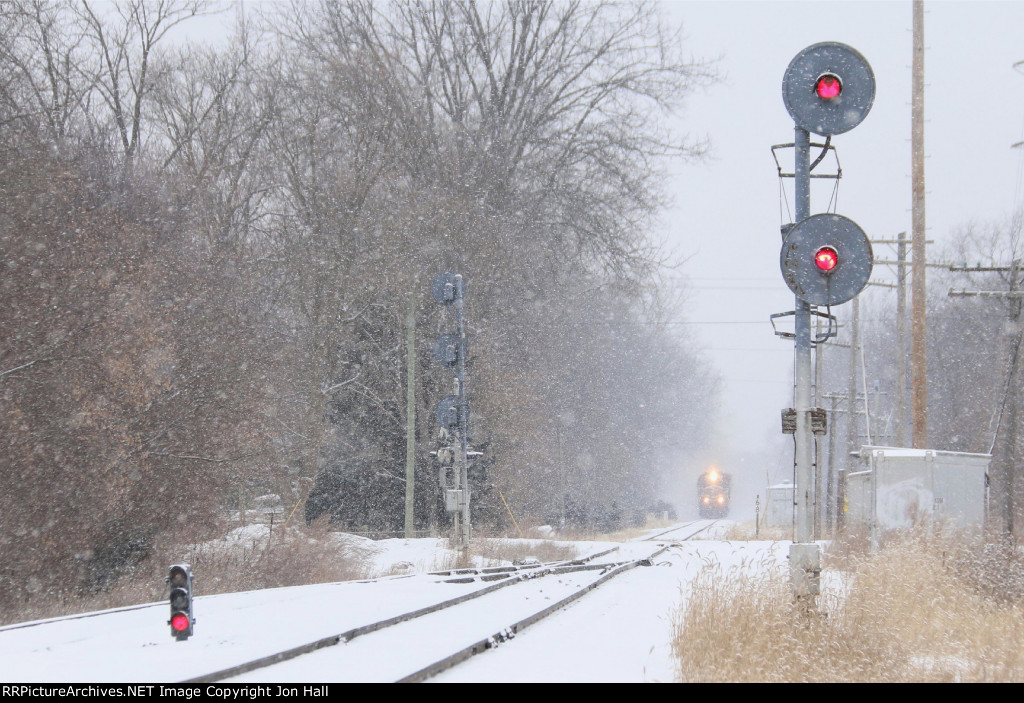 Approaching in the moderate snow, Z127 nears the north end of Wixom siding